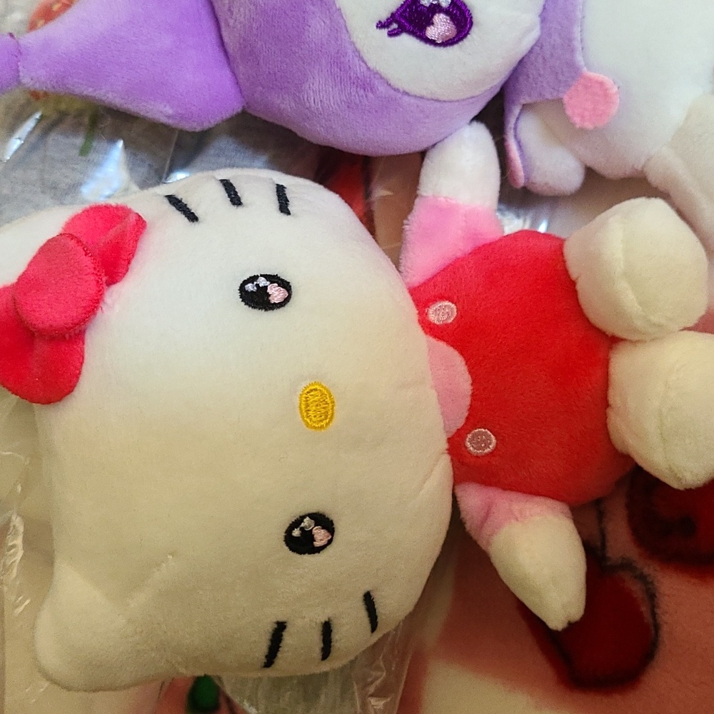 Hello Kitty Bag Charm Set ❤ - Picture 4 of 5